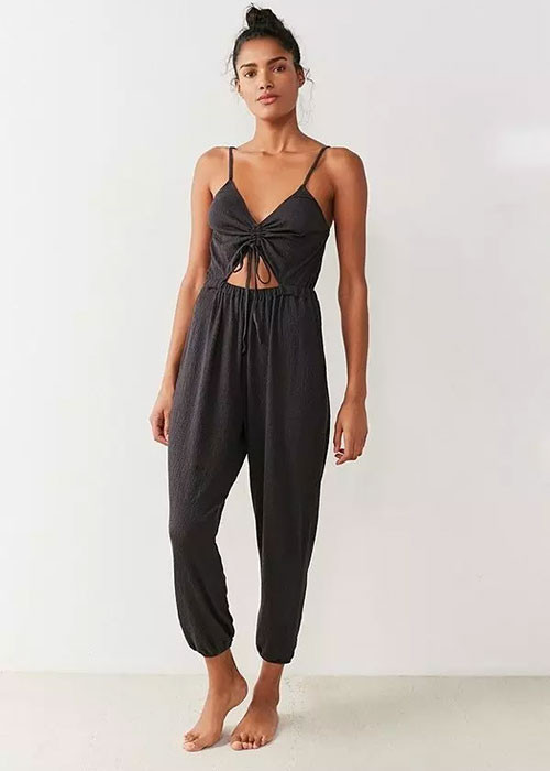 Với những đường cắt, xẻ sâu táo bạo, mẫu jumpsuit cut-out tôn lên đường cong gợi cảm cho chị em. Kiểu jumpsuit đen này thích hợp cả khi bạn dạo phố cuối tuần hay dự tiệc với bạn bè.
