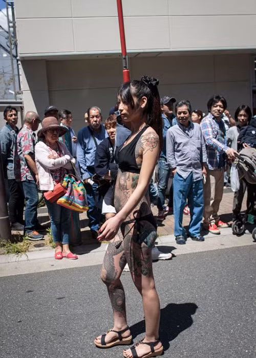 Nữ Yakuza Nhật tự hào khoe hình xăm toàn thân.