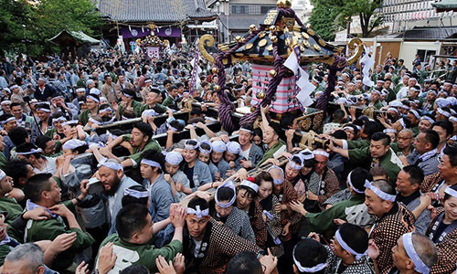 Lễ hội bao gồm màn rước kiệu quy mô lớn.