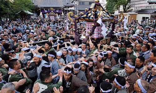 Lễ hội bao gồm màn rước kiệu quy mô lớn.