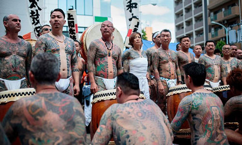 Lễ hội truyền thống Sanja Matsuri là cơ hội để mafia Nhật khoe hình xăm toàn thân.