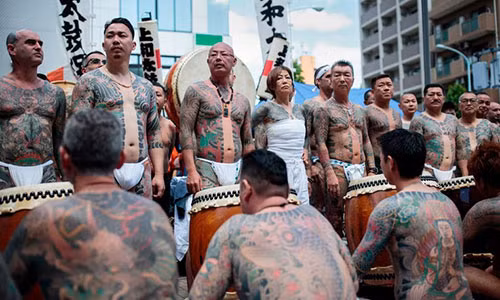 Lễ hội truyền thống Sanja Matsuri là cơ hội để mafia Nhật khoe hình xăm toàn thân.
