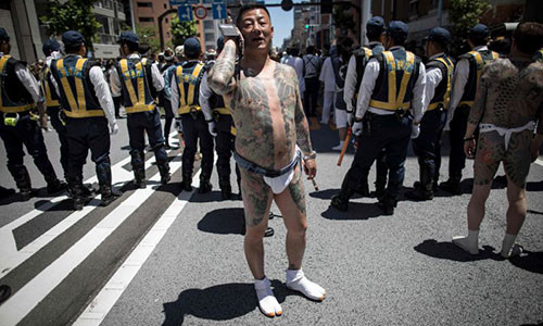 Một Yakuza Nhật khoe hình xăm trên đường phố.