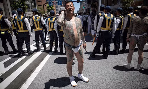 Một Yakuza Nhật khoe hình xăm trên đường phố.