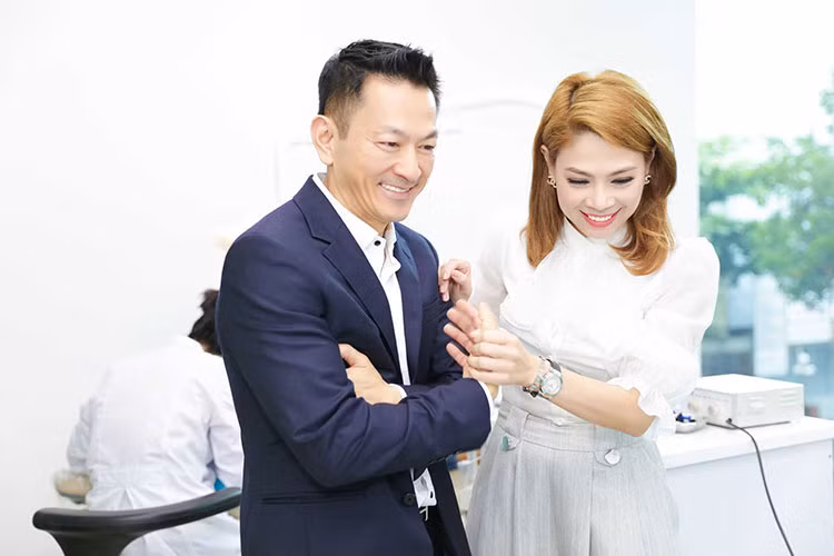 Tom Han tình cờ gặp Thanh Thảo và không biết cô là ca sĩ.