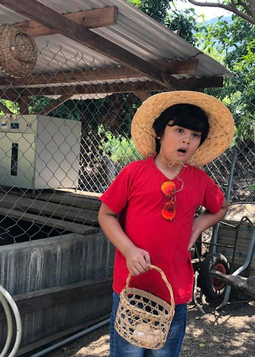 Thanh Thúy chú thích hài hước cho bức ảnh: “Anh vừa bị mất mấy quả trứng gà. Anh cá với em rằng em là tay trộm chuyên nghiệp. Bởi vì anh mới nhìn thấy em ở đây và trong nháy mắt là em đã đánh cắp trái tim của anh rồi”.