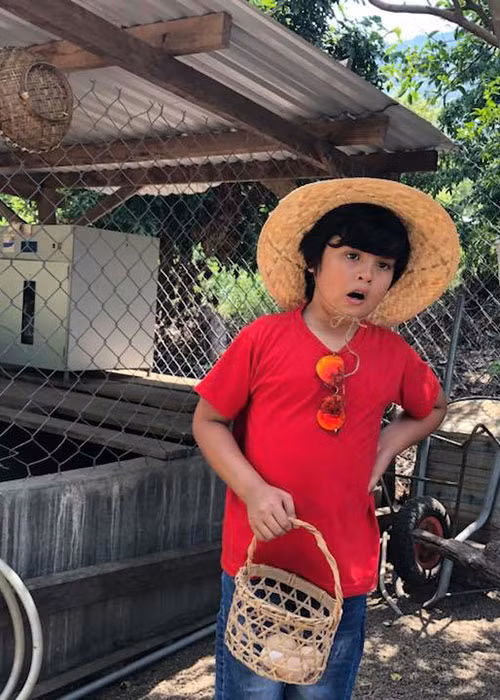 Thanh Thúy chú thích hài hước cho bức ảnh: “Anh vừa bị mất mấy quả trứng gà. Anh cá với em rằng em là tay trộm chuyên nghiệp. Bởi vì anh mới nhìn thấy em ở đây và trong nháy mắt là em đã đánh cắp trái tim của anh rồi”.