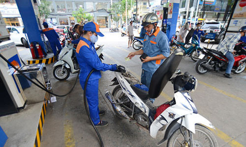 Giá xăng dầu bán lẻ trong nước dự báo sẽ được điều chỉnh tăng trong kỳ điều hành ngày 23-5 tới, do giá xăng dầu thế giới tăng mạnh - Ảnh: Q.Định