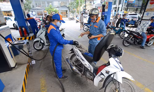 Giá xăng dầu bán lẻ trong nước dự báo sẽ được điều chỉnh tăng trong kỳ điều hành ngày 23-5 tới, do giá xăng dầu thế giới tăng mạnh - Ảnh: Q.Định