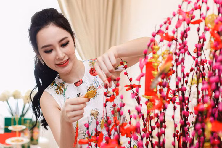 Nữ diễn viên chọn hoa tầm xuân màu đỏ đặt ngay ở phòng khách.