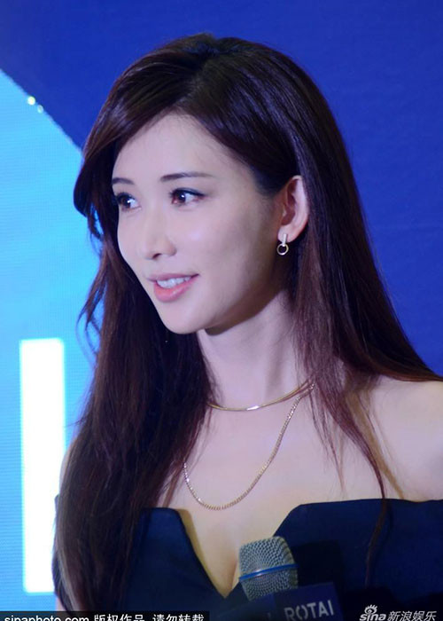 Bước qua tuổi 44, chân dài xứ Đài vẫn chưa chịu lên xe hoa. Cách đây không lâu, cô vướng tin đồn tái hợp tình cũ Ngôn Thừa Húc nhưng một mực phủ nhận. Ảnh: Sina