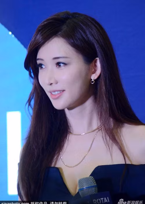 Bước qua tuổi 44, chân dài xứ Đài vẫn chưa chịu lên xe hoa. Cách đây không lâu, cô vướng tin đồn tái hợp tình cũ Ngôn Thừa Húc nhưng một mực phủ nhận. Ảnh: Sina