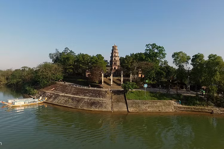 Chùa Thiên Mụ là một trong những thắng cảnh đẹp được nhắc đến nhiều nhất tại Huế. Chùa này không chỉ đi vào những bài thơ lãng mạn của xứ mộng mơ mà còn trong cả câu ca. Ngoài ra, chùa Thiên Mụ cũng khá linh thiêng, thu hút đông đảo du khách mỗi ngày.