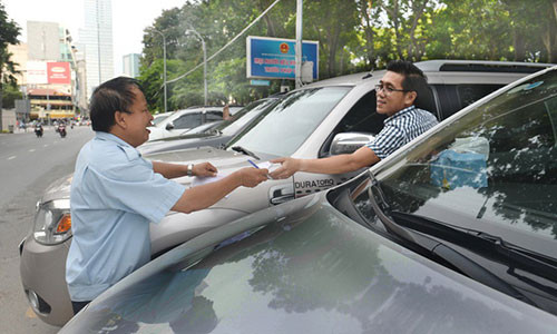 Bãi giữ xe ôtô có thu phí với giá 5.000 đồng/chiếc trên đường Lê Lai - công viên 23-9 (Q.1). Từ ngày 1-6, giá giữ ôtô ở TP.HCM sẽ tính theo giờ - Ảnh: TỰ TRUNG