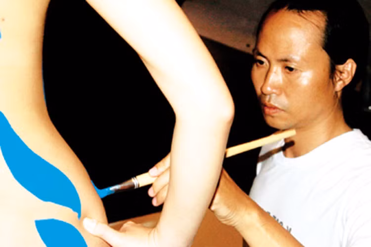 Trong bài phỏng vấn với GĐ&amp;XH năm 2009, Ngô Lực chia sẻ, lúc vẽ anh giống như một thiền sư. Ảnh: Giadinhvaxahoi