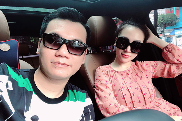 Khắc Việt đăng tải khoảnh khắc đời thường bên bà xã xinh đẹp.