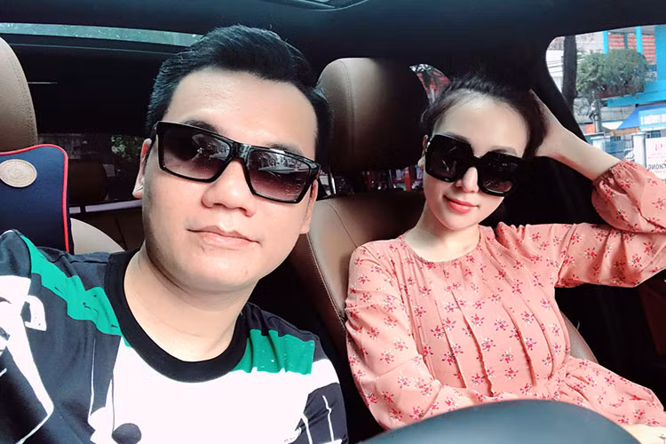 Khắc Việt đăng tải khoảnh khắc đời thường bên bà xã xinh đẹp.