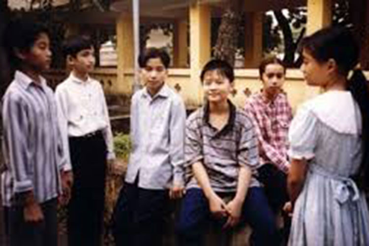 Nội dung “Hoa cỏ may” xoay quanh cuộc sống của một nhóm bạn lớn lên trong thời bao cấp đến từ nhiều miền quê khác nhau. Phim được đánh giá có tính nhân văn sâu sắc. Ảnh: VTV