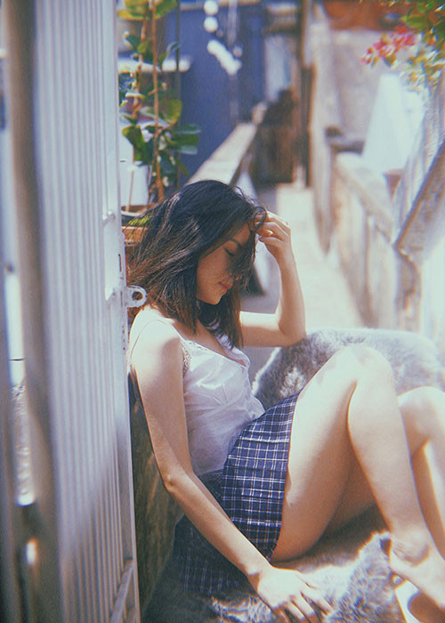 Trong bộ ảnh, Chi Pu mặc áo hai dây kết hợp với váy ngắn và trang điểm nhẹ nhàng.