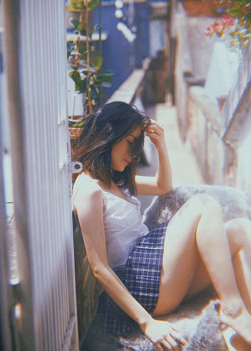 Trong bộ ảnh, Chi Pu mặc áo hai dây kết hợp với váy ngắn và trang điểm nhẹ nhàng.