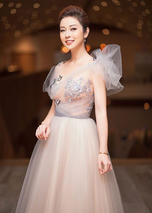 Trong chuyến công tác ở Sài Gòn lần này, Jennifer Phạm còn đi làm từ thiện vào ngày 1/6.