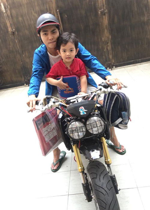 Phan Hiển đưa đón con trai đi học bằng xe mô tô.