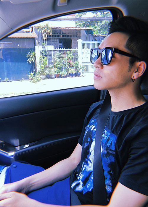 Bạch Công Khanh đáp trả antifans: “Lâu lâu lướt mạng mới thấy mình cũng có nhiều antifan ớn thật. Bên cạnh những ai yêu thương mình thì tồn tại song song đó vẫn là những bạn vô cùng cay cú mình, giận dỗi mình, đá xéo mình, tức tối mình hay thậm chí là nổi điên với mình. Không biết với bất cứ lý do gì nhưng Khanh vẫn cho rằng đó là những hành vi quá bạo lực. Nghệ thuật là nơi tồn tại của những gì hoa mỹ nhất, "lời hay - ý đẹp" rất nhiều mà các bạn lại tiếc rẻ với nhau thế à. Buồn ghê”.