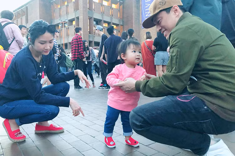 Hot Face sao Việt 24h: Lam Trường cảm ơn vợ đã sinh cho anh cô con gái đáng yêu quá mức.