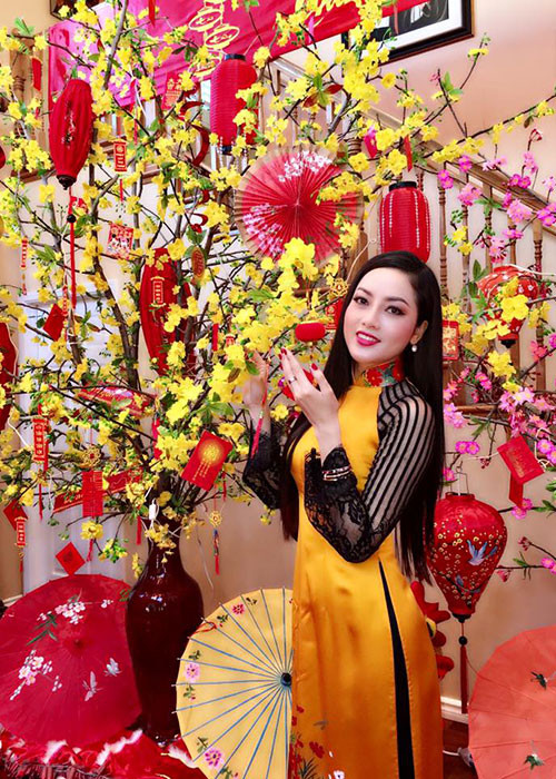 Hình ảnh Huỳnh Tiên đẹp dịu dàng trong tà áo dài.