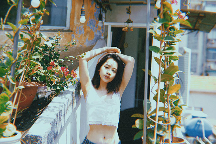 Sau ồn ào đi hát, Chi Pu khá im hơi lặng tiếng cho đến khi tung bộ ảnh thanh xuân gợi cảm.