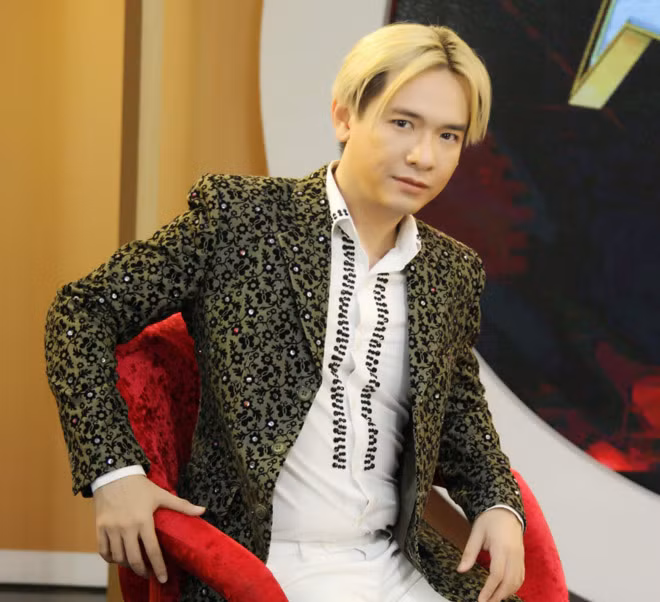 Việt Quang trở lại sau một thời gian dài "mất tích" khỏi làng nhạc Việt.