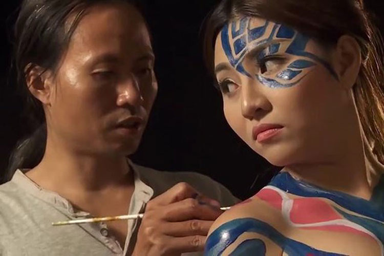 Ngô Lực sinh năm 1979, được xem là người khởi xướng cho môn nghệ thuật body painting (vẽ trên cơ thể) ở Việt Nam. Ảnh: Anninhthudo