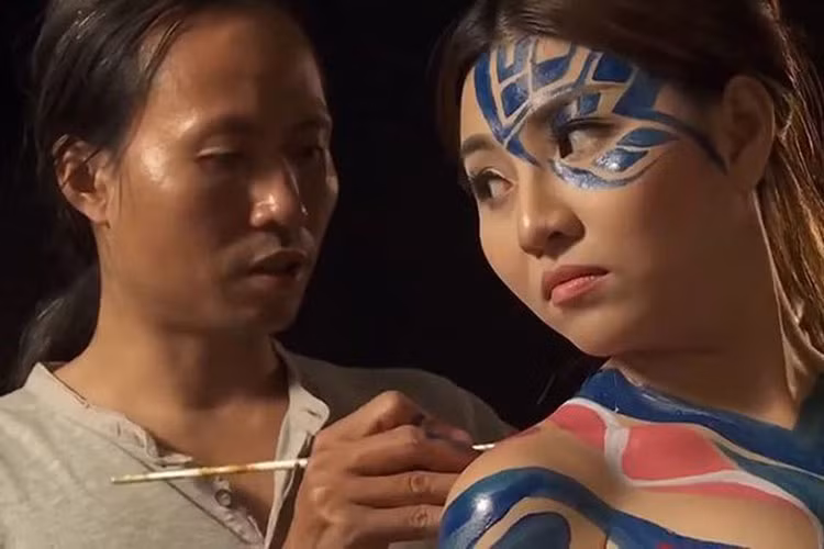 Ngô Lực sinh năm 1979, được xem là người khởi xướng cho môn nghệ thuật body painting (vẽ trên cơ thể) ở Việt Nam. Ảnh: Anninhthudo