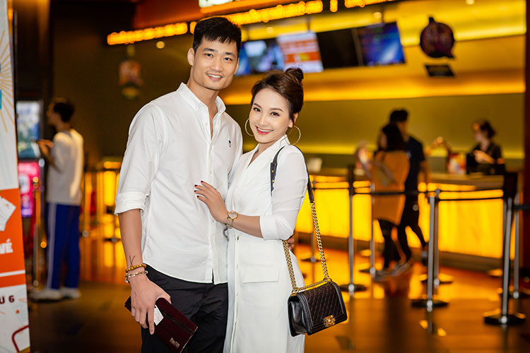 Hình ảnh vợ chồng Bảo Thanh tình tứ tại buổi ra mắt phim "11 niềm hy vọng".