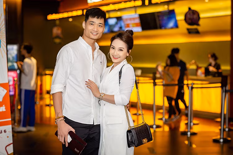 Hình ảnh vợ chồng Bảo Thanh tình tứ tại buổi ra mắt phim "11 niềm hy vọng".