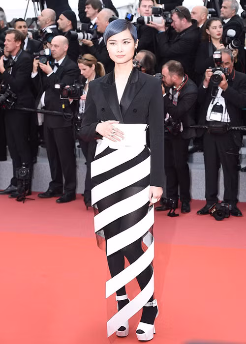 Lý Vũ Xuân cũng góp mặt trên thảm đỏ Cannes ngày thứ 2. Cô diện váy xoắn ốc. Ảnh: Sina