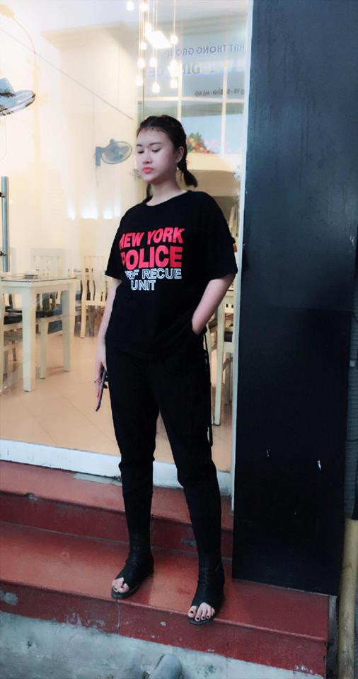 Dù vậy, trông cô nàng không hề nhàm chán bởi cách phối đồ khá chất