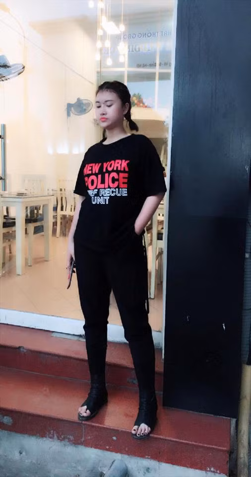 Dù vậy, trông cô nàng không hề nhàm chán bởi cách phối đồ khá chất