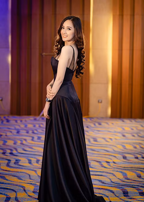 Với tần suất mua sắm và chịu chi, Mai Phương Thúy được mệnh danh là "yêu nữ hàng hiệu" của showbiz Việt.