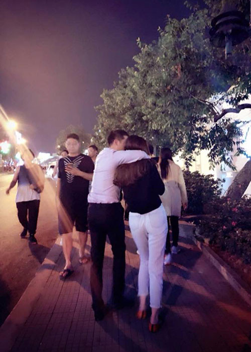 Vợ chồng sao Việt Ngân Khánh tình tứ trên phố.