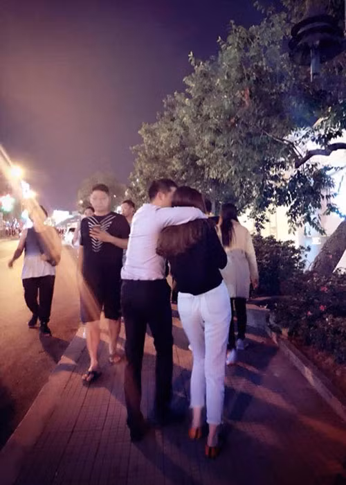 Vợ chồng sao Việt Ngân Khánh tình tứ trên phố.