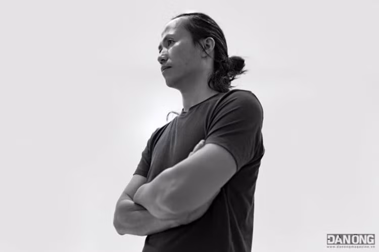 Ngô Lực cho hay trong buổi test góc chụp, anh tập trung vẽ không hề tán tỉnh hay hiếp dâm người mẫu Kim Phượng. Vẽ xong, cả hai còn vui vẻ đi bộ xuống tầng hầm lấy xe. Ảnh: Đẹp