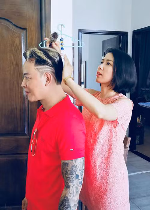 Ngoài đời, Tùng Dương có tổ ấm hạnh phúc bên bà xã kém 17 tuổi làm kinh doanh.