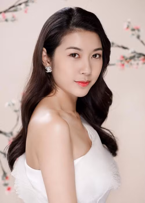 Á hậu Thúy Vân khoe ảnh đẹp hút hồn.