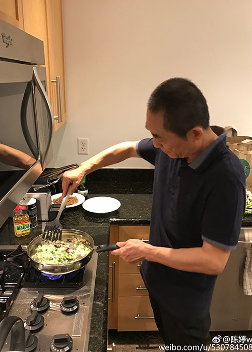 Trương Nghệ Mưu là ông bố đảm đang. Mỗi khi rảnh rỗi, ông đều vào bếp nấu ăn cho gia đình.