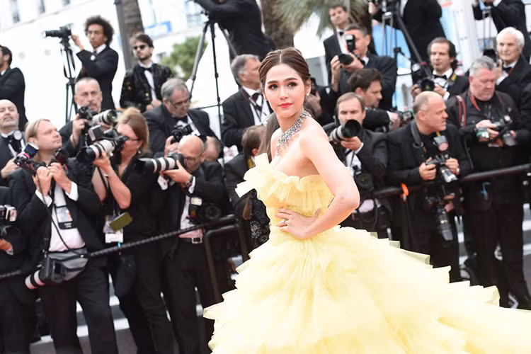 Mỹ nhân Thái Lan Chompoo Araya nổi bật khi diện váy tông màu lộng lẫy.