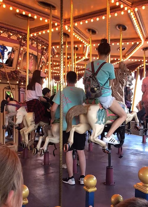 Hình ảnh bé Tiểu Hải Miên bên bố mẹ. Đây là một trong những lần hiếm hoi con trai của Huỳnh Hiểu Minh lộ diện trước công chúng. Ảnh: Sina