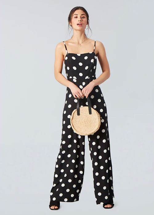 Jumpsuit chấm bi là một trong những xu hướng hot của mùa hè năm nay. Bộ đồ này mang vẻ đẹp vừa cổ điển vừa hiện đại, nhẹ nhàng, nữ tính và dễ thương cho chị em.