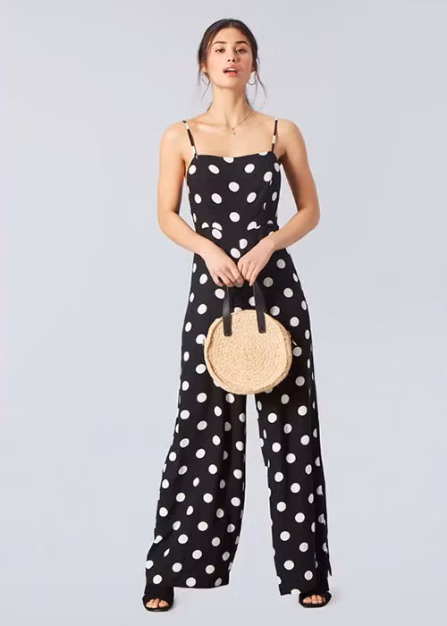 Jumpsuit chấm bi là một trong những xu hướng hot của mùa hè năm nay. Bộ đồ này mang vẻ đẹp vừa cổ điển vừa hiện đại, nhẹ nhàng, nữ tính và dễ thương cho chị em.
