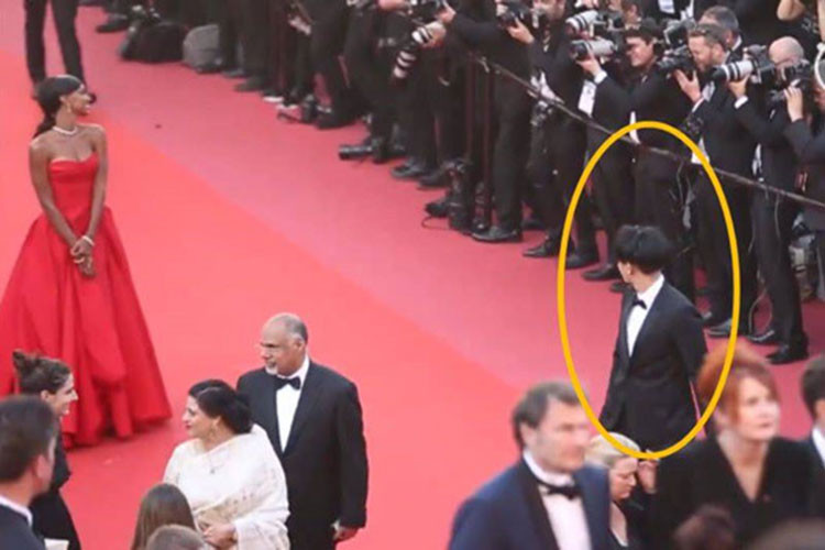 Do Hoàng Tử Thao đứng chắn ống kính nên các phóng viên tại LHP Cannes khó chịu, thậm chí còn lớn tiếng yêu cầu anh rời khu vực. Ảnh: Zing